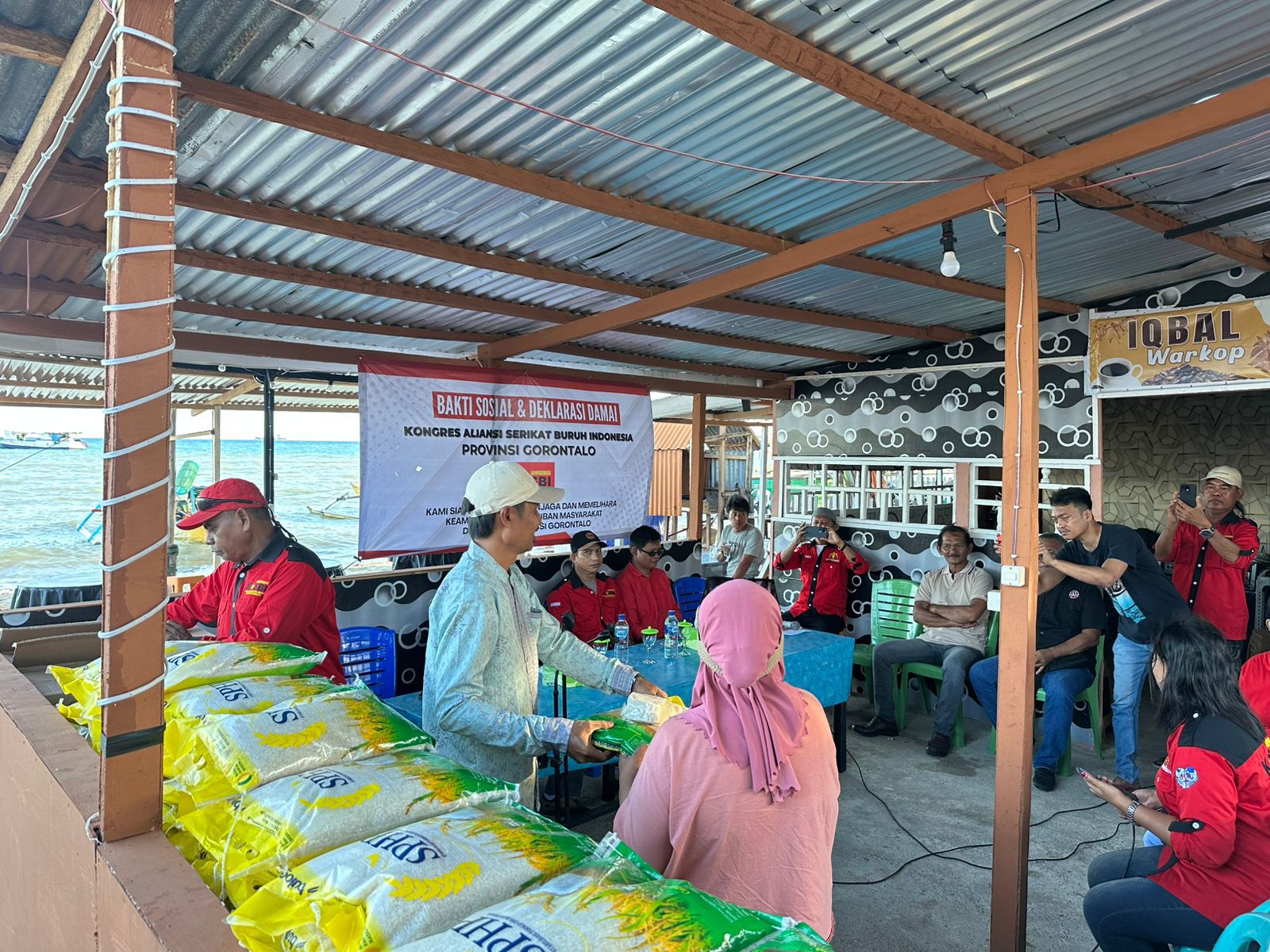 KASBI Gorontalo Berbagi Berkah, Ratusan Buruh di Pohuwato Terima Bantuan Sembako