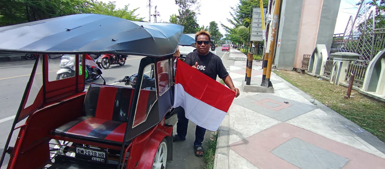 Komunitas Bentor Gorontalo Semarakkan HUT RI dengan Bagi-Bagi Bendera Merah Putih